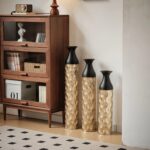 elegant-black-gold-vase-set-display